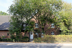 Wohnwirtschaftsgebäude, Stall und  Scheune  in der Baron-Voght-Straße von Hamburg Groß Flottbek; der ehemalige Bauernhof steht als Kulturdenkmal unter Denkmalschutz - er wird als Restaurant / Gasthaus genutzt.