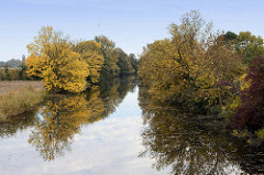Lauf der Gooseelbe im Hamburger Stadtteil Kirchwerder, Bäume mit gelbem Herbstlaub stehen am Ufer des Flusses.