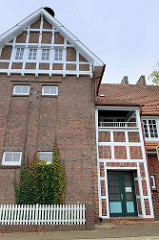 Kulturdenkmäler Hamburgs, denkmalgeschütztes Gebäude der Schule an der Heinrich-Osterath-Straße im Hamburger Stadtteil Kirchwerder; errichtet 1882 - Erweiterungsbau 1909 von Fritz Höger.