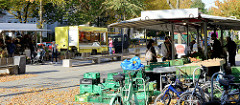 Marktstände auf dem Wochenmarkt am Hallerplatz im Hamburger Stadtteil Rotherbaum.