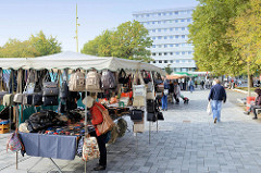 Marktstände auf dem Wochenmarkt im Hamburger Stadtteil Bramfeld, Herthastraße.