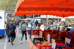 Wochenmarkt auf dem Burchardplatz im Kontorhausviertel in dem Hamburger Stadtteil Altstadt.