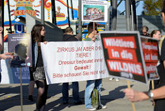 Tierschützer protestieren mit  Mahnwachen gegen die Dressur und Manegenauftritt von Wildtieren beim Hamburger Gastspiel vom Circus Krone - Transparent Zirkus ja, aber ohne Tiere! Dressur bedeutet immer Gewalt! Bitte schauen Sie nicht weg.
