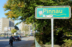 Hinweisschild auf den Fluss Pinnau an der Friedrich-Ebert-Straße in Pinneberg.