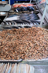Fischstand mit frischen Krabben auf dem Wochenmarkt im Hamburger Stadtteil Bramfeld, Herthastraße.
