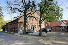 Wohnwirtschaftsgebäude im Hamburger Stadtteil Groß Flottbek, errichtet um 1886; das Gebäude steht als Kulturdenkmal Hamburgs unter Denkmalschutz und wird als Arztpraxis genutzt.