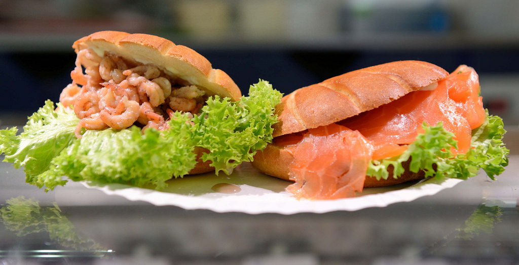 Bildarchiv Hamburg Com Foto Krabbenbrotchen Lachsbrotchen An Einem Fischstand Auf Dem Wochenmarkt Vogelweide Im Hamburger Stadtteil Barmbek Sud