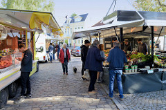 Wochenmarkt auf dem Nienstedtener Marktplatz im Zentrum vom Hamburger Stadtteil Nienstedten.