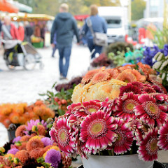 Wochenmarkt im Hamburger Stadtteil Bramfeld, Herthastraße - Blumenstand.