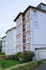 Kulturdenkmäler im Hamburger Stadtteil  Groß Flottbek  - Wohnblock / Mehrfamilienhaus in der Straße Viereck im Baustil der Gründerzeit / Historismus. Die um 1906 erbauten Gebäude stehen unter Denkmalschutz.