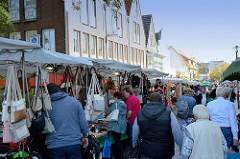 Marktstände auf dem Wochenmarkt im Hamburger Stadtteil Rahlstedt, Rahlstedter Bahnhofstraße.