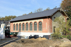 Turnhalle der ehemaligen Volksschule im Hamburger Stadtteil  Groß Flottbek, erbaut 1874 - das Gebäude in der Straße Röbbek steht unter Denkmalschutz und wird als Wohnraum neu genutzt.