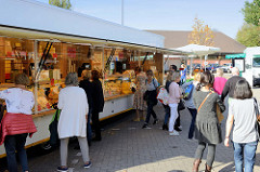 Marktstände auf dem Wochenmarkt im Hamburger Stadtteil Groß Flottbek / Osdorfer Landstraße.