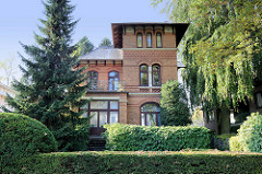 Historische Architektur im Baustil der Gründerzeit - Backsteingebäude im Hamburger Stadtteil Groß Flottbek. Das Gebäude steht als Kulturdenkmal Hamburgs unter Denkmalschutz.