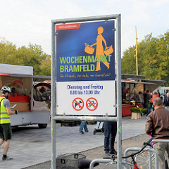 Informationsschild vom Bezirksamt Hamburg Wandsbek für den Wochenmarkt Bramfeld.