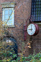 Wohnhaus Bei der Flottbeker Kirche; Seitenansicht mit turmförmigen Treppenhaus und großer Uhr -erbaut 1911, Architekten Eggers & Brehmer. Das Gebäude  steht als Kulturdenkmal des Hamburger Stadtteils Groß Flottbek unter Denkmalschutz.