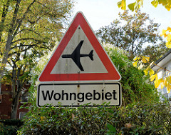 Hinweisschild / Warnschild vor  fliegenden Großflugzeugen im Wohngebiet  des Hamburger Stadtteils Groß Flottbek (Einflugschneise zum Airbus Flughafen in Hamburg Finkenwerder).