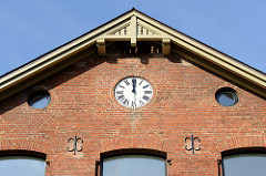 Hausgiebel mit Uhr der  ehemaligen Volksschule im Hamburger Stadtteil  Groß Flottbek, erbaut 1874 - das Gebäude in der Straße Röbbek steht unter Denkmalschutz und wird als Wohnraum neu genutzt.