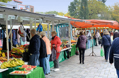 Marktstände auf dem Wochenmarkt im Hamburger Stadtteil Bramfeld, Herthastraße.