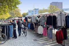 Marktstände auf dem Wochenmarkt im Hamburger Stadtteil Bramfeld, Herthastraße.