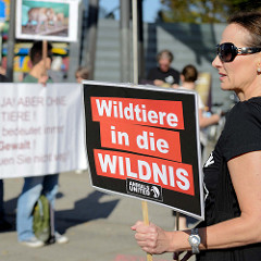 Tierschützer protestieren mit  Mahnwachen gegen die Dressur und Manegenauftritt von Wildtieren beim Hamburger Gastspiel vom Circus Krone - Schild Wildtiere in die Wildnis.