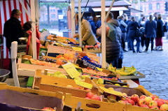 Markstand mit Obst und Gemüse  auf dem  Wochenmarkt bei der Sankt Katharinenkirche im  Hamburger Stadtteil Altstadt.