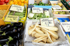 Wochenmarkt im Hamburger Stadtteil Bramfeld, Herthastraße  - Gemüsestand mit frischem Gemüse; Kisten mit deutschen Pastinaken, Fenchel, Schneidebohnen und Auberginen.