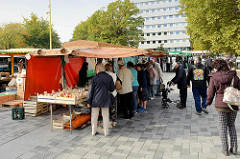 Marktstände auf dem Wochenmarkt im Hamburger Stadtteil Bramfeld, Herthastraße.