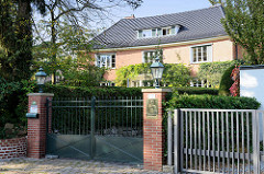 Denkmalgeschütztes Wohnhaus in der Baron Vogt Straße im Hamburger Stadtteil Groß Flottbek - Wohnhaus Nordquist - errichtet 1927, Architekten Hans und Oskar Gerson.