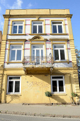 Gelbes leerstehendes Etagenhaus in der Schulstraße von Pinneberg.