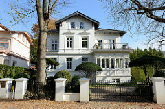 Historische Architektur im Baustil der Gründerzeit  im Hamburger Stadtteil Groß Flottbek. Wohnhaus in der Waitzstraße - das Gebäude steht als Kulturdenkmal Hamburgs unter Denkmalschutz.