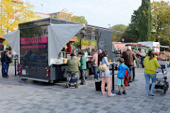 Marktstände auf dem Wochenmarkt im Hamburger Stadtteil Bramfeld, Herthastraße.