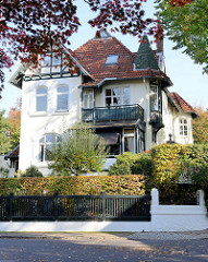 Denkmalgeschützte Architektur in Hamburg Groß Flottbek - Wohnhaus  / Landhaus Luginsland in der Straße Neuding , erbaut 1900 - Architekten Raabe & Wöhlecke.