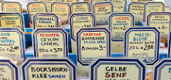 Wochenmarkt im Hamburger Stadtteil Groß Flottbek / Osdorfer Landstraße - Marktstand mit Gewürzen.