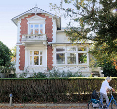 Historische Architektur im Baustil der Gründerzeit  im Hamburger Stadtteil Groß Flottbek. Wohnhaus in der Waitzstraße - das Gebäude steht als Kulturdenkmal Hamburgs unter Denkmalschutz.