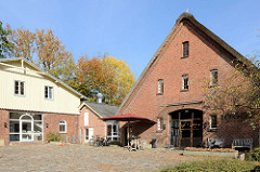Wohnwirtschaftsgebäude, Stall und  Scheune  in der Baron-Voght-Straße von Hamburg Groß Flottbek; der ehemalige Bauernhof steht als Kulturdenkmal unter Denkmalschutz - er wird als Restaurant / Gasthaus genutzt.