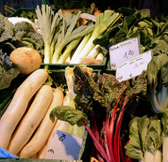 Gemüsestand mit Spitzkohl  und Mangold auf dem Wochenmarkt im Hamburger Stadtteil Hamm.
