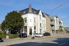 Historisches Wohn- und Geschäftshaus erbaut im Jahre 1903 - dahinter ein modernes Gebäude in der Rahlstedter Straße im Hamburger Stadtteil Rahlstedt.