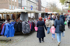 Marktstände mit Bekleidung auf dem Wochenmarkt in der Möllner Landstraße in Hamburg Billstedt.