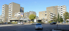 Hochhauskomplex mit Geschäften / Einkaufspassage, an der Elmshorner Straße in Pinneberg.