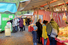 Marktstände auf dem Wochenmarkt im Hamburger Stadtteil Hamm.