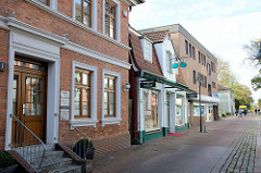 Wohnhäuser / Geschäftshäuser unterschiedlicher Baustile in der Straße Rübekamp von Pinneberg.