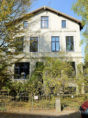 Historische Architektur im Baustil der Gründerzeit  im Hamburger Stadtteil Groß Flottbek. Wohnhaus mit Werkstatt im Stockkamp - das Gebäude steht als Kulturdenkmal Hamburgs unter Denkmalschutz.