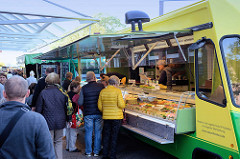 Marktstände auf dem Wochenmarkt im Hamburger Stadtteil Rahlstedt, Rahlstedter Bahnhofstraße.