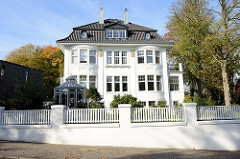 Denkmalgeschützte Architektur in Hamburg Groß Flottbek - Landhaus Kettler im Papenkamp, erbaut 1907 - Architekten Raabe & Wöhlecke.