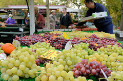 Obststand auf dem Wochenmarkt Hamburg Bramfeld, rote und grüne Weintrauben.