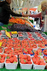 Obststand auf dem Wochenmarkt Hamburg Bramfeld, Pappschalen mit Himbeeren, Heidelbeeren und Erdbeeren.