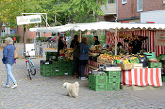 Marktstände auf dem Hamburger Wochenmarkt Barmbek Süd / Vogelweide.