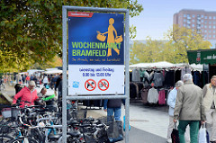 Informationsschild vom Bezirksamt Hamburg Wandsbek für den Wochenmarkt Bramfeld.