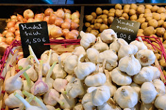 Marktstand mit Kartoffeln, Zwiebeln und frischem sowie trockenem Knoblauch auf dem  Wochenmarkt in der Hermann-Balk-Straße von Hamburg Rahlstedt; da er bei der U-Bahn-Station Berne liegt wird er auch Berner Wochenmarkt genannt.